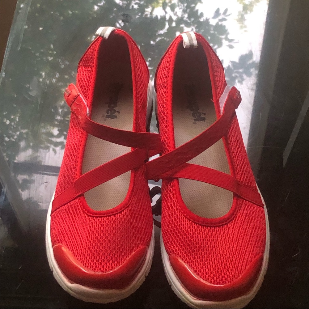 Proper women’s shoes size 9.5